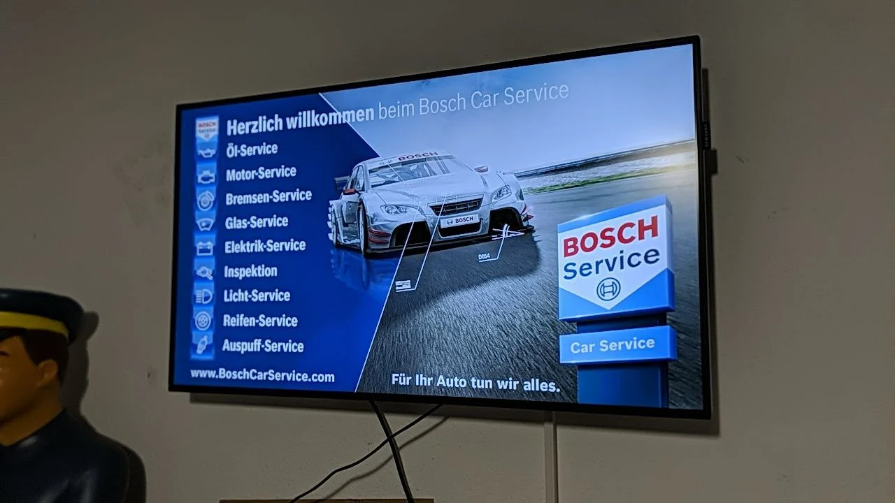 Digital-Signage-Bildschirm mit Bosch-Service-Inhalten